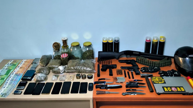 Καραμπίνα, τρία πιστόλια, μαχαίρια, σφυρί είχε η εγκληματική οργάνωση που έκανε οπαδικές επιθέσεις και διακινούσε ναρκωτικά στη Θεσσαλονίκη, δείτε φωτογραφίες