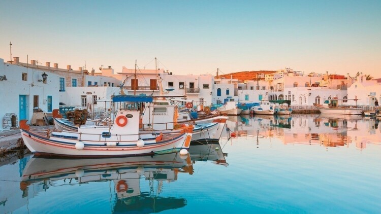 Ποιους προορισμούς προτιμούν φέτος οι τουρίστες: Πάρος και Νάξος οι μεγάλοι κερδισμένοι, η εικόνα σε Μύκονο, Σαντορίνη και Αθήνα