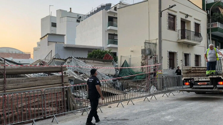 Κατάρρευση πολυκατοικίας στα Πετράλωνα: Σφραγίστηκε ο χώρος, απεγνωσμένοι ένοικοι καθώς δεν εντοπίστηκε το σκυλί τους, δείτε βίντεο
