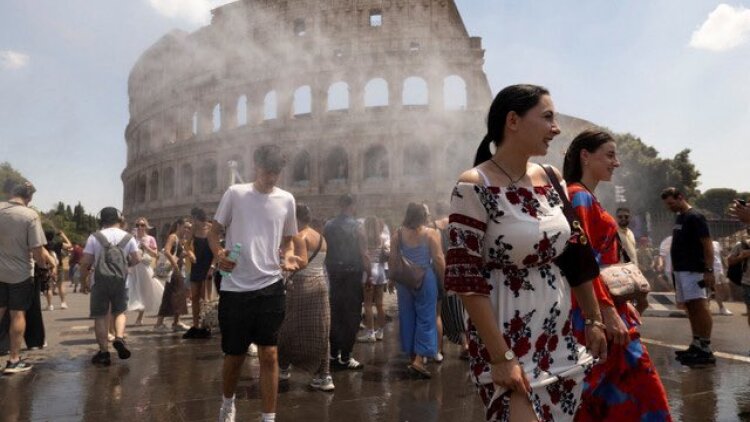 Καμίνι 40°C η Ρώμη: Ψεκάζουν με νερό τους τουρίστες που σχηματίζουν ουρές έξω από το Κολοσσαίο, δείτε βίντεο