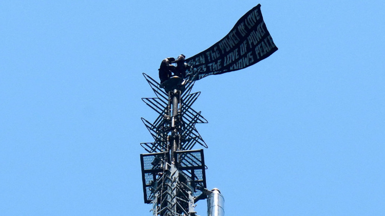Στην κορυφή του Empire State Building με πανό για την παγκόσμια ειρήνη δύο ακτιβιστές, δείτε βίντεο και φωτογραφίες