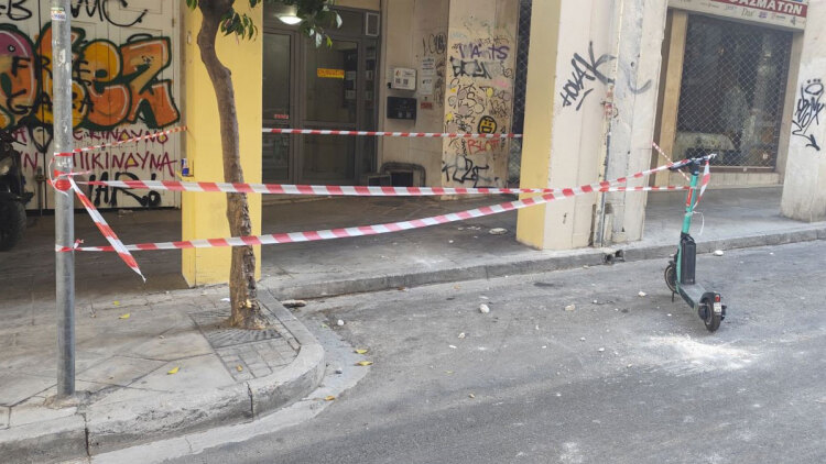 Κομμάτια από πρόσοψη πολυκατοικίας έπεσαν στην οδό Κολοκοτρώνη στο κέντρο της Αθήνας, δείτε εικόνες