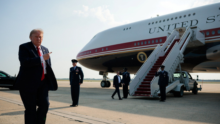 Η πρώτη πτήση του Τραμπ με το νέο Air Force One, δώρο του Κατάρ: «Δεν υπάρχει άλλο σαν κι αυτό»