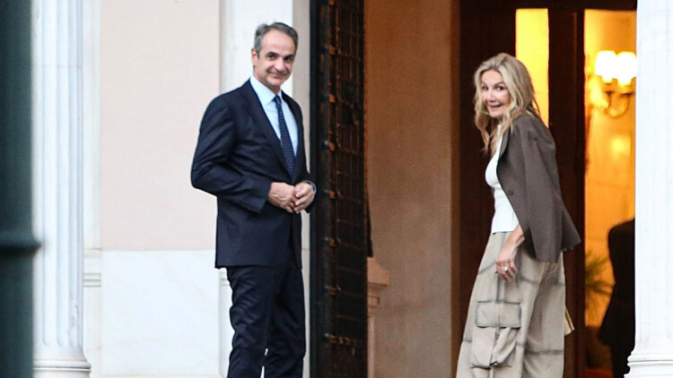 Αυτή την ώρα Κυριάκος και Μαρέβα Μητσοτάκη παραθέτουν δείπνο στην Κίμπερλι Γκιλφόιλ στο μέγαρο Μαξίμου, δείτε φωτογραφίες και βίντεο 