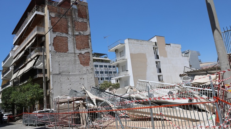 Οικονομική ενίσχυση 3.000 ευρώ από τον Δήμο Αθηναίων στις οικογένειες της πολυκατοικίας που κατέρρευσε στα Πετράλωνα