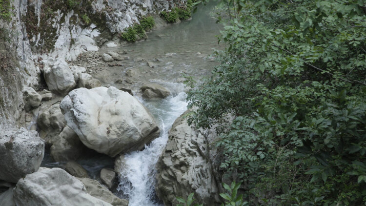 Σε εξέλιξη επιχείρηση ανάσυρσης άνδρα χωρίς τις αισθήσεις του από το φαράγγι Τρύφου στην Βόνιτσα 