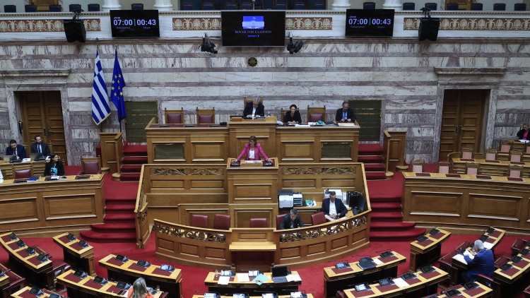 Υπερψηφίστηκε το νομοσχέδιο για ίση αμοιβή μεταξύ ανδρών - γυναικών και ένταξη στα βαρέα των υγειονομικών