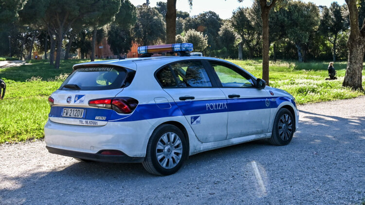 Βουτιά θανάτου για τρεις Γάλλους που επέβαιναν σε  «γουρούνα» στην Ιταλία, έπεσαν σε γκρεμό 300 μέτρων
