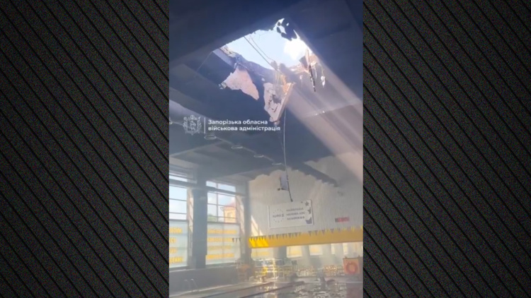 Τρομακτικό βίντεο: Ρωσικό drone πέφτει σε κλειστή πισίνα στη Ζαπορίζια την ώρα που κολυμπάνε άτομα, τέσσερις τραυματίες