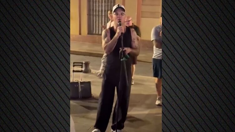 Ο Ρόμπι Γουίλιαμς τραγούδησε το «Angels» δίπλα σε μουσικό του δρόμου στη Σεβίλλη, δείτε βίντεο