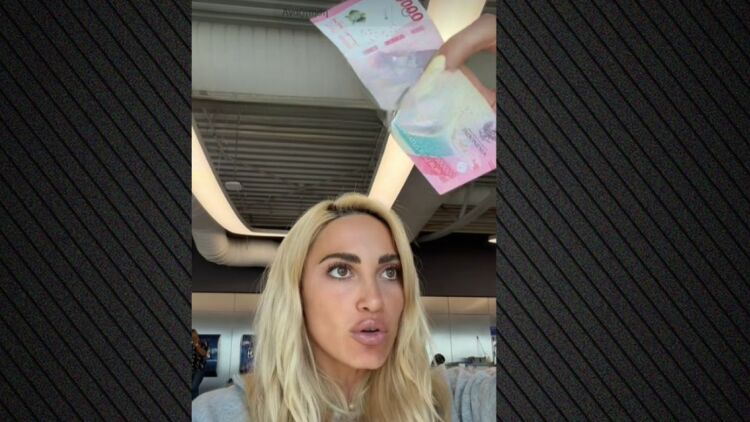 Ξέσπασε η Τούνη για το βίντεο με τα χαρτονομίσματα: Δημοσιογράφοι τα ονομάζουν 500άρικα, ενώ είναι μπαλινέζικα 4,5 ευρώ, θα πρέπει να σας μάθω τη δουλειά σας