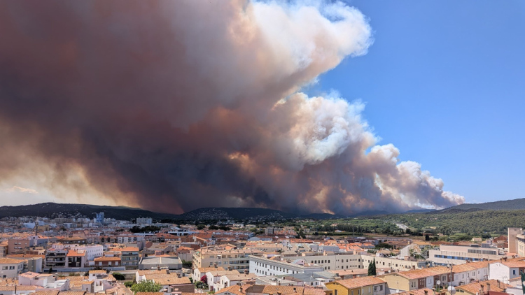 Πυρκαγιά κοντά στο τουριστικό θέρετρο Κόστα Μπράβα στην Ισπανία, δείτε βίντεο 