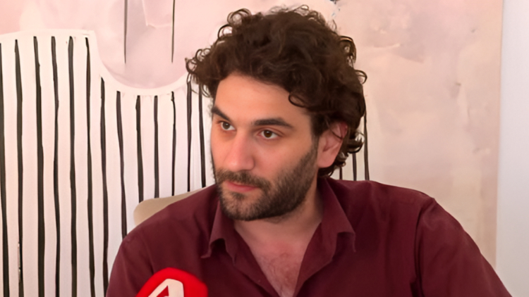 «Δεν υπάρχει άνθρωπος που να ήταν δεμένος με τον πατέρα του και να μην του λείπει, αλλά μαθαίνεις να ζεις με την απώλεια», είπε ο γιος του Κώστα Χαρδαβέλλα