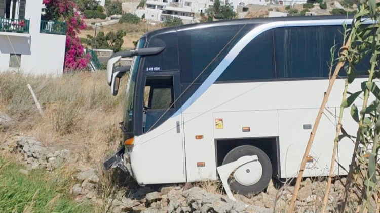 Σοβαρό τροχαίο στη Μύκονο: Τουριστικό λεωφορείο βγήκε εκτός δρόμου και κατέληξε σε χωράφι, δείτε βίντεο