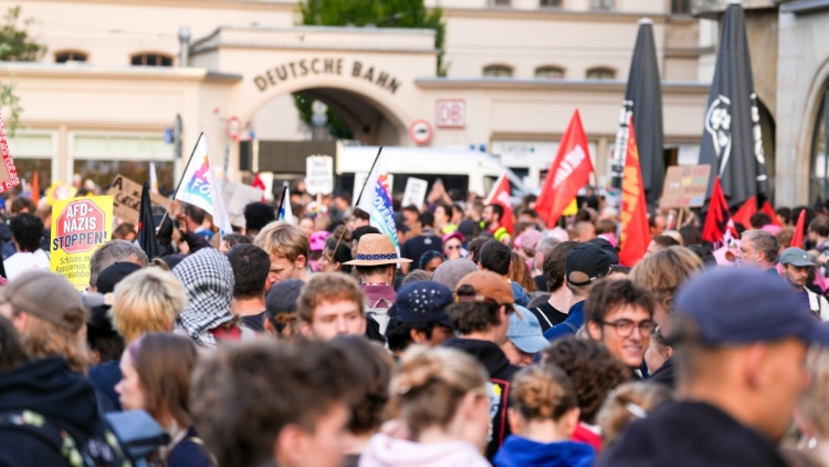 Γερμανία: Μπλόκο χιλιάδων διαδηλωτών στο συνέδριο του ακροδεξιού AfD στην Ερφούρτη
