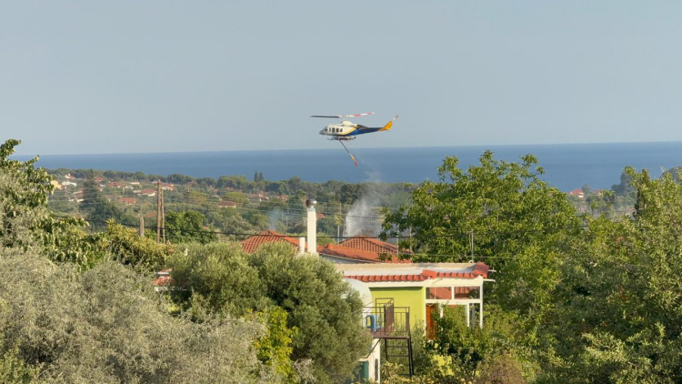 Οριοθετήθηκε η φωτιά στη Νέα Καλλικράτεια της Χαλκιδικής