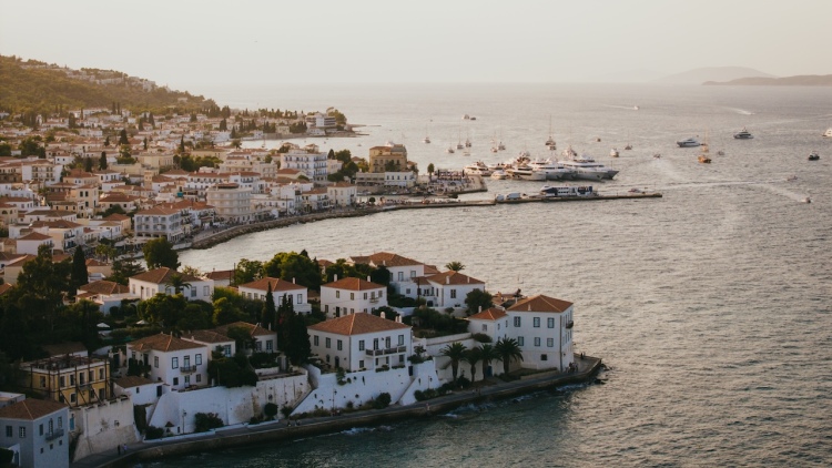 Πόρτο Χέλι: Η ανάδυση ενός παγκόσμιου προορισμού «ήσυχης» πολυτέλειας με επενδύσεις άνω του 1 δισ. ευρώ