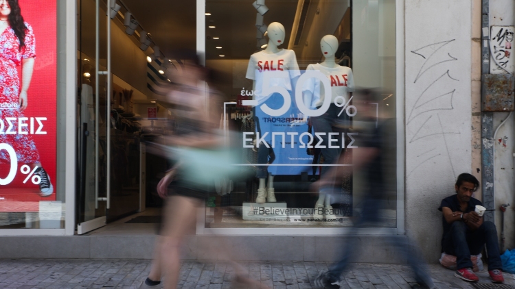 Θερινές εκπτώσεις 2026: Πότε κάνουν πρεμιέρα, ποια Κυριακή είναι ανοιχτά τα καταστήματα 
