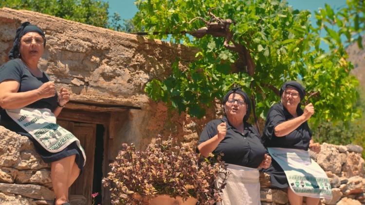 Οι viral γιαγιάδες από την Κρήτη ξαναχτυπούν με νέο τραγούδι και ανοίγουν... πόλεμο εναντίον του σούσι, δείτε βίντεο