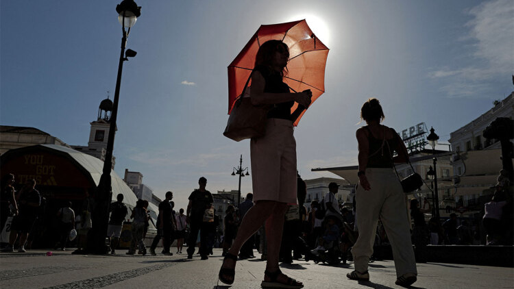 Οι «χειμωνάκηδες» τρίβουν τα χέρια τους: Με 40°C καύσωνα στη Μαγιόρκα και η Πάλμα στολίζει από Ιούλιο για τα Χριστούγεννα