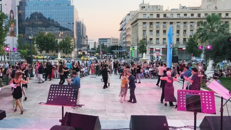 Αέρας Μπουένος Άιρες στο κέντρο της Αθήνας: Μια βραδιά γεμάτη τανγκό και πάθος, απέραντη «μιλόνγκα» τα Προπύλαια
