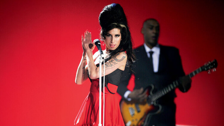 Amy Winehouse: Πόσο κοστίζει σήμερα ένας μύθος; 