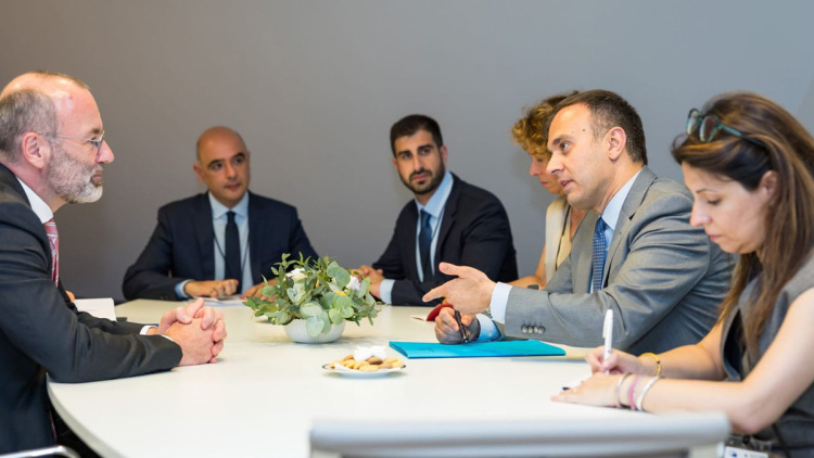 Χατζηβασιλείου από Στρασβούργο: Συναντήσεις με Μέτσολα και Βέμπερ, συσκέψεις ενόψει της Ελληνικής Προεδρίας της ΕΕ