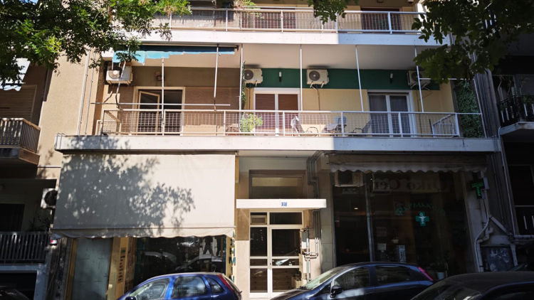 «Εδώ και έναν χρόνο δεν έβγαιναν έξω, μύριζε πολύ εδώ και 10 μέρες»: Τι λένε οι γείτονες για τον άνδρα σε προχωρημένη σήψη στο Παγκράτι