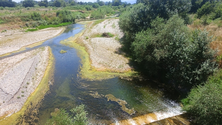 Αποκαρδιωτικές οι εικόνες από τον Πηνειό ποταμό: Εμφανής η πτώση της ροής του, δείτε εικόνες