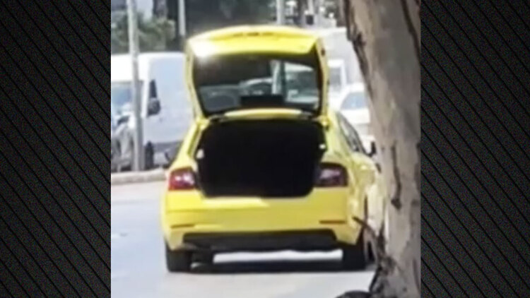 Οδηγός ταξί κατέβασε τους πελάτες και έφυγε με ανοιχτό το πορτμπαγκάζ για να μην δουν τις πινακίδες τους, δείτε βίντεο