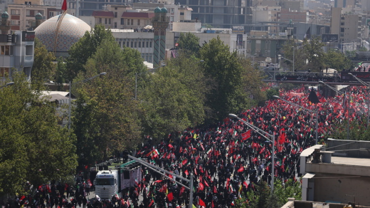 Ξεκίνησε η πομπή με το φέρετρο του Χαμενεΐ στην Τεχεράνη, φόβοι για ποδοπατήματα με εκατομμύρια στους δρόμους