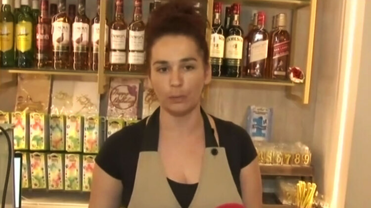 Πήρα την σφουγγαρίστρα και τον βάραγα, λέει η υπάλληλος που κυνήγησε τον ληστή στη Νίκαια