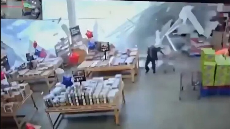 Η στιγμή που καταρρέει η οροφή πολυκαταστήματος στο Νιου Τζέρσεϊ ενώ βρίσκονται μέσα 27 άνθρωποι