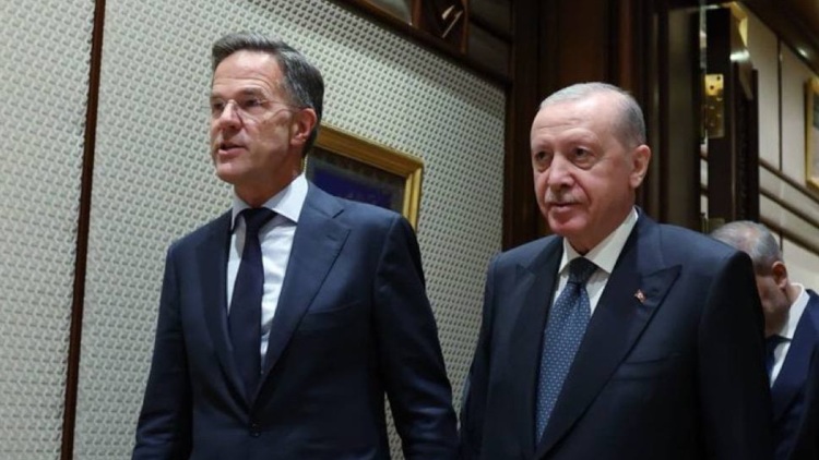 Ερντογάν και Ρούτε χέρι-χέρι στη Σύνοδο του ΝΑΤΟ στην Άγκυρα - Στις 3 το ραντεβού του Τούρκου με τον Τραμπ