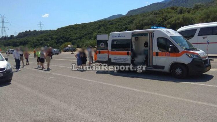 Σοβαρά τραυματισμένη Αμερικανίδα τουρίστρια μετά από παράσυρση από ΙΧ στις Θερμοπύλες