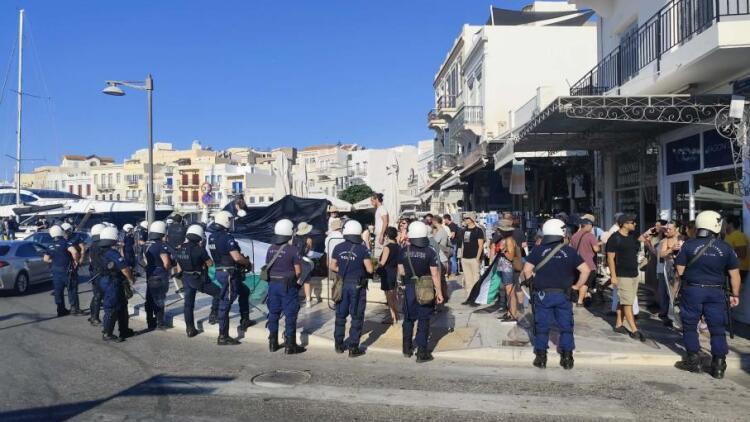 Συγκέντρωση διαμαρτυρίας και ισχυρή αστυνομική παρουσία για την άφιξη του Crown Iris στη Σύρο, αποβιβάστηκαν ανά ομάδες οι τουρίστες
