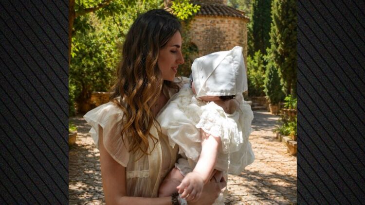 Οι νέες φωτογραφίες της Παυλίνας Βουλγαράκη από τη βάφτιση της κόρης της στην Κρήτη: Όλα έγιναν την τελευταία στιγμή