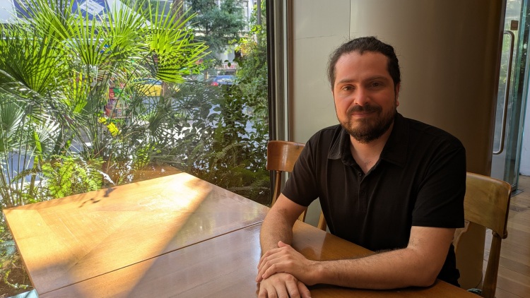 Αντρές Μοντέρο: «Η Κοκκινοσκουφίτσα σκοτώνει τον λύκο χωρίς τη βοήθεια του κυνηγού στην πρωτότυπη εκδοχή του παραμυθιού»