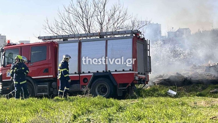 Φωτιά τώρα σε οικόπεδο στη Θέρμη Θεσσαλονίκης, κινητοποίηση της Πυροσβεστικής