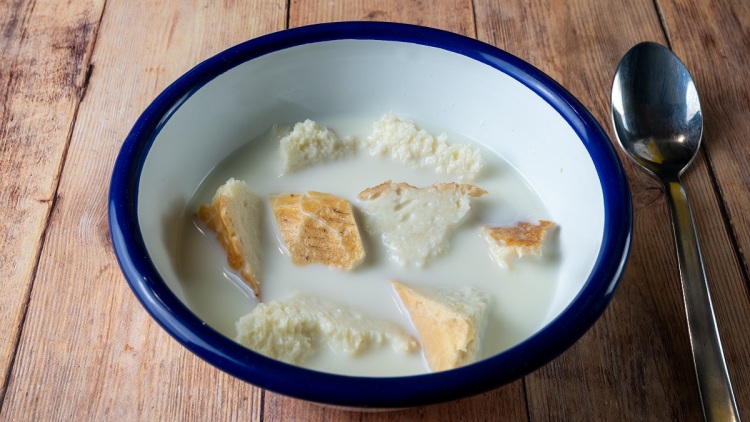 Τριψάνα: Το ξεχασμένο ελληνικό comfort food με δύο υλικά που μεγάλωσε ολόκληρες γενιές