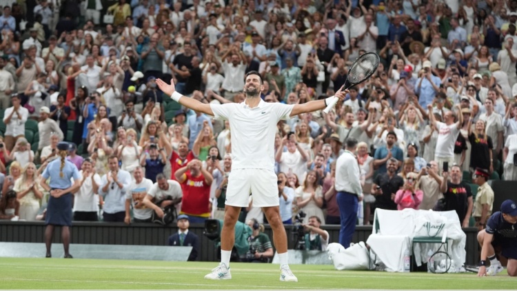 Wimbledon: Ασταμάτητος ο Τζόκοβιτς, λύγισε τον Οζέ-Αλιασίμ σε θρίλερ πέντε σετ και πάει στον Σίνερ, δείτε βίντεο