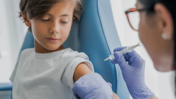 Ο εμβολιασμός για τον HPV δεν αφορά μόνο κορίτσια – Οι 3 τύποι καρκίνου από τους οποίους προστατεύει τα αγόρια