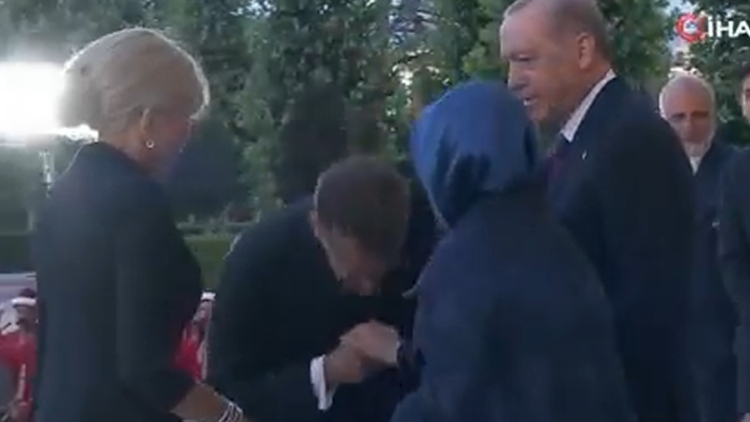 Το χειροφίλημα που δεν έγινε ποτέ: Viral το αμήχανο τετ α τετ του Μακρόν με την Εμινέ Ερντογάν στην Άγκυρα, δείτε βίντεο