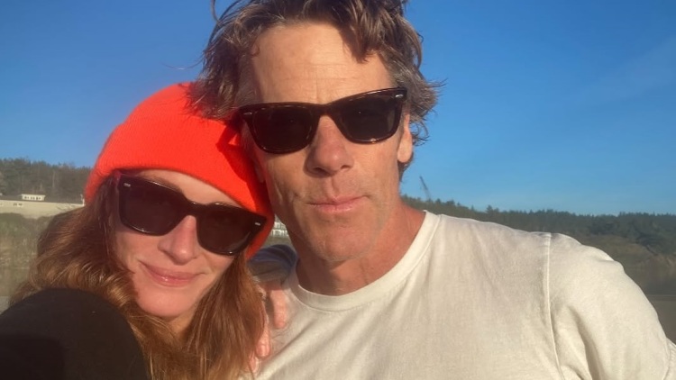 Η Τζούλια Ρόμπερτς δημοσίευσε μια selfie με τον σύζυγό της για την 24η επέτειο του γάμου τους