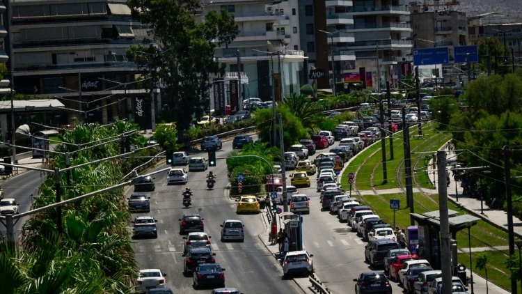 Τροχαίο στη Λεωφόρο Ποσειδώνος, με δυσκολία η κυκλοφορία στο ρεύμα προς Πειραιά
