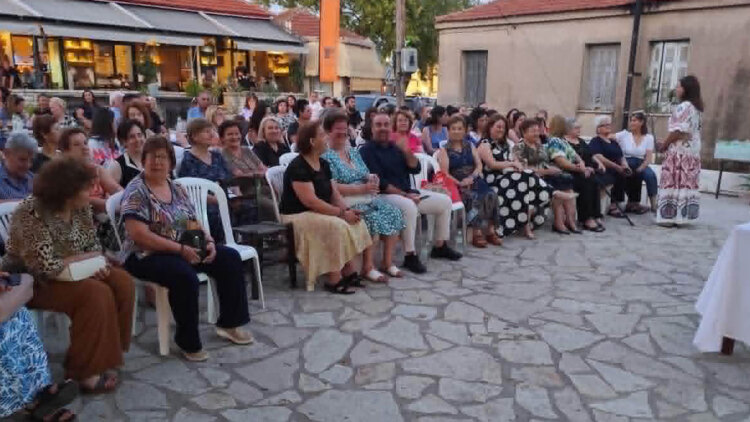 Από τις λέξεις στις πληγές: Η υποψήφια διδάκτωρ που έφερε τη συζήτηση για τη γλωσσική βία στην πλατεία ενός χωριού
