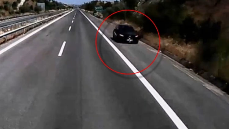 Δείτε βίντεο: Οδηγός νταλίκας κατέγραψε τρία αυτοκίνητα να κινούνται ανάποδα στην Εγνατία Οδό