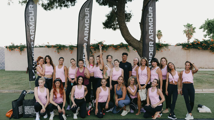 UNDER ARMOUR Yoga Sunset Session: Μια εμπειρία ευεξίας δίπλα στη θάλασσα, με φόντο το ηλιοβασίλεμα της Αθηναϊκής Ριβιέρας