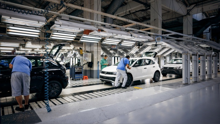 «Ψαλίδι» σε μοντέλα και εξοπλισμό της Volkswagen για να γίνει η κορυφαία αυτοκινητοβιομηχανία έως το 2030 