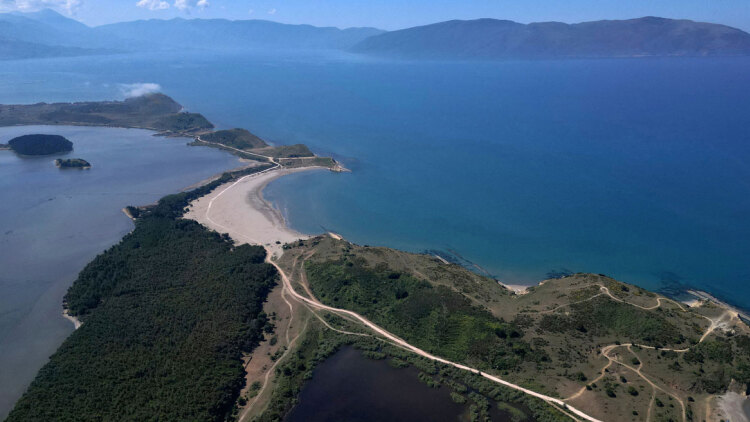 Καταζητούμενος για ναρκωτικά φέρεται να πλαστογράφησε τους τίτλους για το θέρετρο Κούσνερ στην Αλβανία. Λέει ότι του ανήκει η γη από την... Οθωμανική Αυτοκρατορία